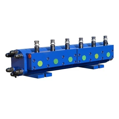 Wie lässt sich die pulsierende Strömung in einem Getriebedurchflussverteilersystem kompensieren?